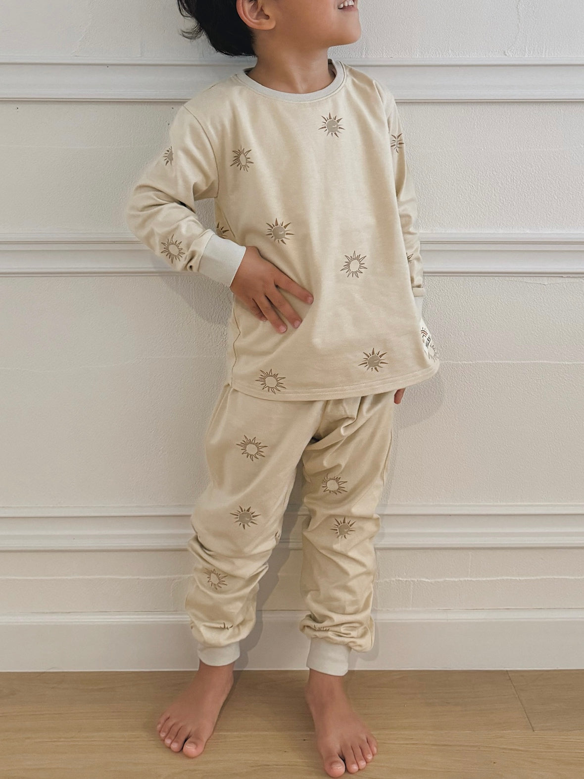 MALI RAJ ベージュ 太陽模様 パジャマセット ORGANIC COTTON ORIGINAL SUN SET UP KIDS - BEIGE – MALI RAJ