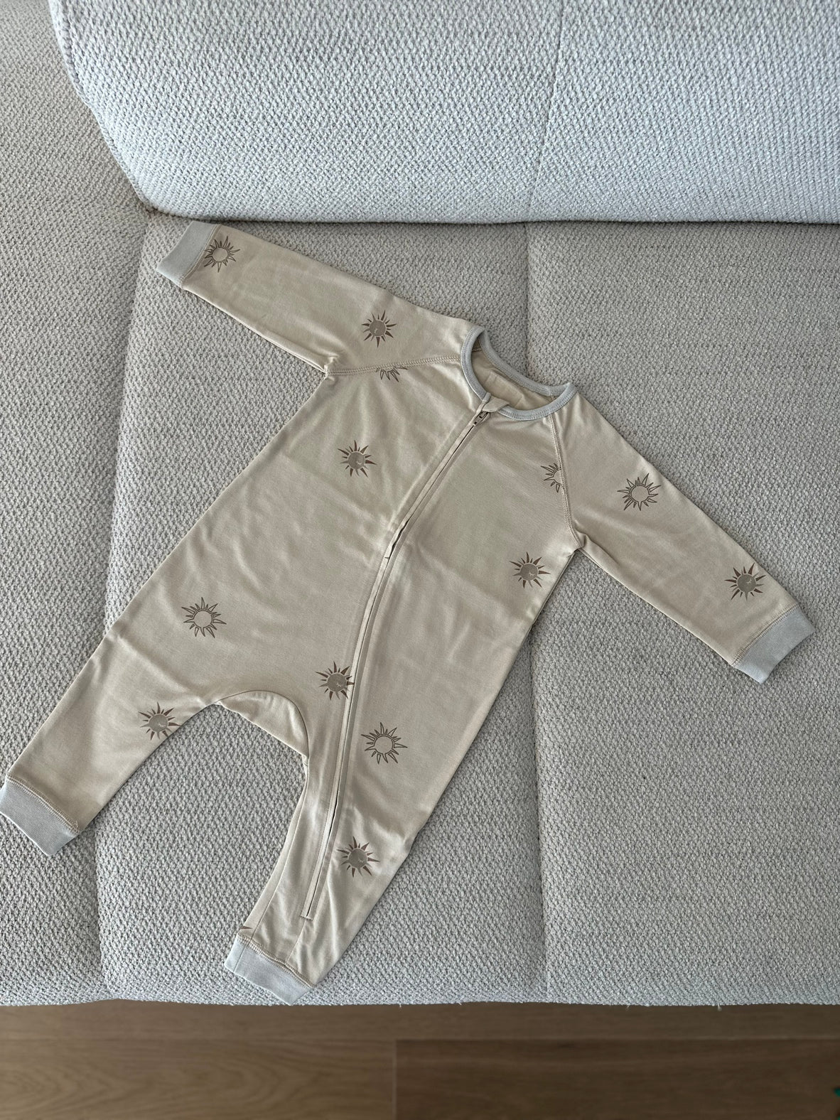 MALI RAJ ベージュ 太陽模様 パジャマセット MALI RAJ Pajama Collection